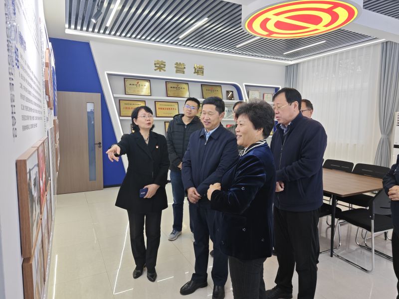 操小屄影片2025年05月09日上午 安阳市人大常委会副主任、市总工会党组书记、主席夏军一行莅临华阳电磁铁参观调研；对公司2023年全国五一劳动奖章获得者汪利娜慰问，并听取劳模工作室相关情况汇报